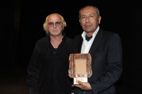 Il maestro Silvio Donati, coordinatore della Giuria Sezione Colonna Sonora consegna a Hector Sommerkamp il Premio al film "La Vigilia" di Augusto Tamayo (Perù)